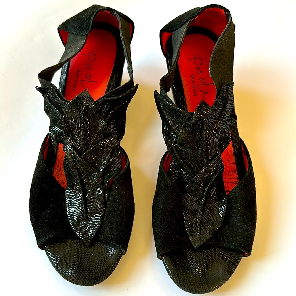 Pas de Rouge Black Suede Sandals